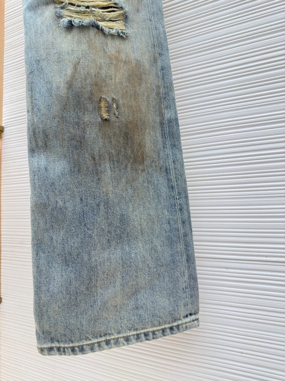 Acne Studios dirty ripped jeans with splashes of ink ●Authentic product: Purchased and developed by 6789 ●Item number: 1680161-A75 ●Material: denim fabric ●Technology: distressed wash ●Version: Fitted version ●Weight: about 670 grams ●Size: 29-30-31-32-33-34 ●Description: Distressed ripped straight jeans, Juju heavy industry, retro distressed wash process, casual and versatile Easily wear a fashionable style. Handmade with many irregular holes to make the whole pair of pants more layered. It can be matched with the same style to create a fashionable look, and can be used in various occasions. Customized accessories, complete with three labels, the same style for men and women!